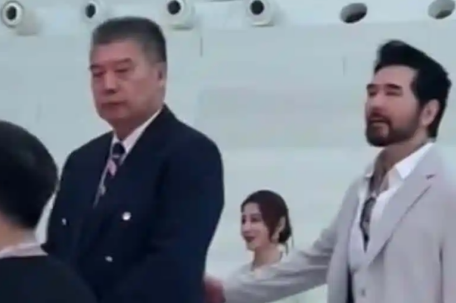 李隼费翔同框 身高成亮点