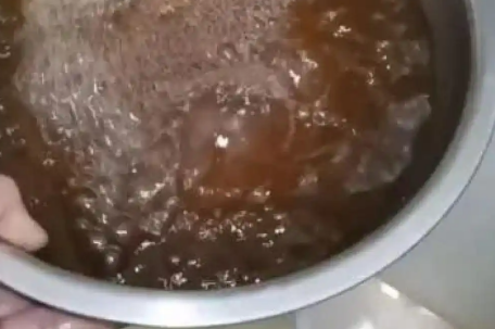 自来水黄得像酱油 水务部门：没问题