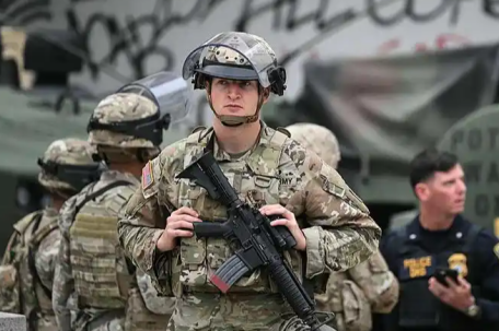 700名美海军陆战队士兵已抵达洛杉矶