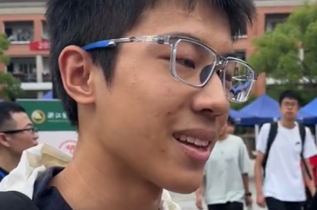 首个走出考场的学霸竟是高二体验生