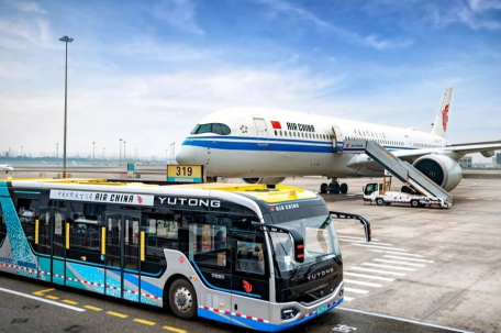 旅客摆渡车内晕倒有人破窗 机场通报