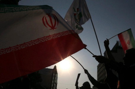 伊朗宣布作战胜利 民众疯狂庆祝