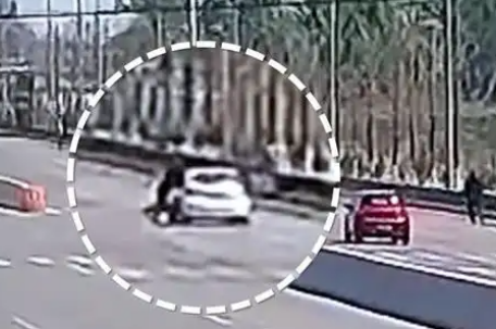 禁毒民警抓毒贩被拖行200多米