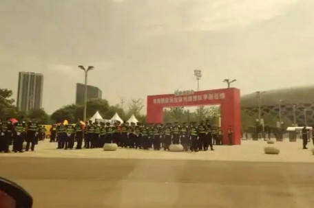 徐州大战镇江 门口安保安全感十足