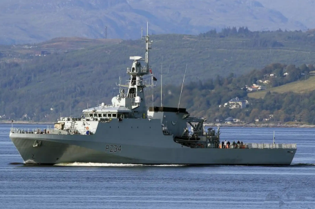 曝英舰过航台湾海峡 解放军跟监警戒 