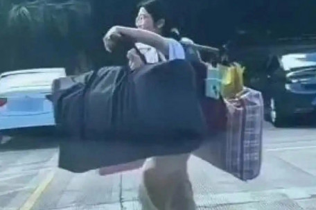 扁担女孩考527分？班主任辟谣