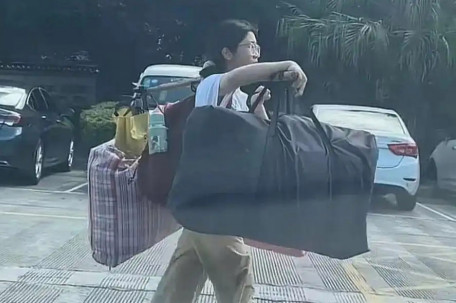 高考结束挑行李回家的女生发声