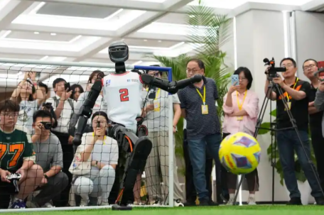 向“智”！中国机器人“跑”起来 