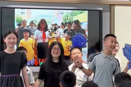 毕业前班主任在教室投屏一年级相册