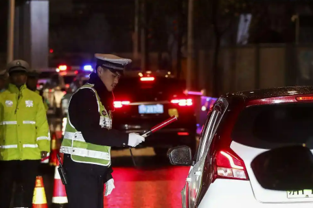 女子被查酒驾自称是人大代表 