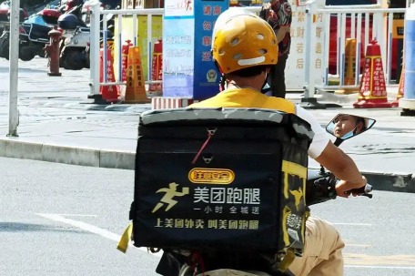 女骑手将女儿装外卖箱送外卖