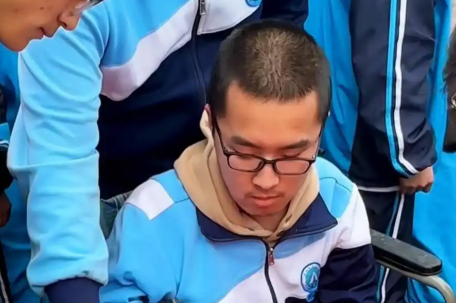 父亲背了12年的肌无力少年高考624分 