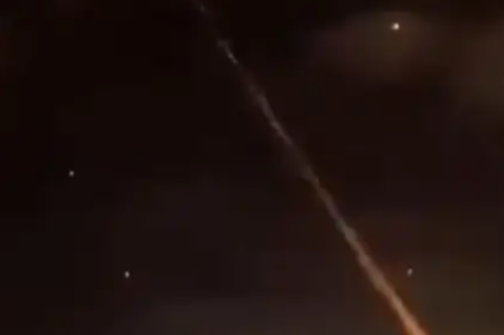 伊朗导弹突破以防空系统命中建筑