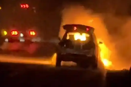 千万网红毒角SHOW美国高速SUV自燃