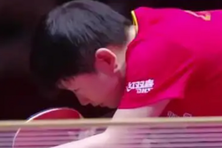 王曼昱扔球拍都没救到球 无奈叉腰