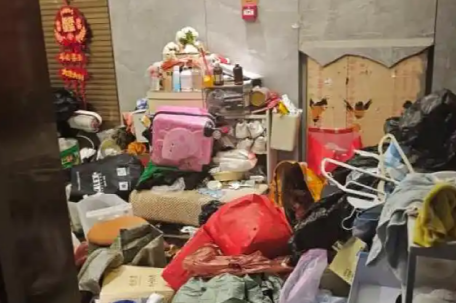 老人住3600万豪宅拾荒 邻居被逼卖房