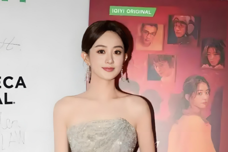 赵丽颖染回黑发了