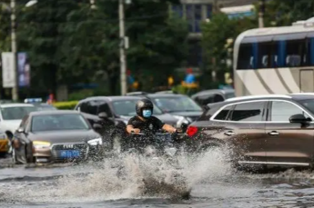 北京降瓢泼大雨 市民蹚水过马路