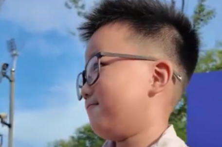 苏超南通球迷场外发试卷 