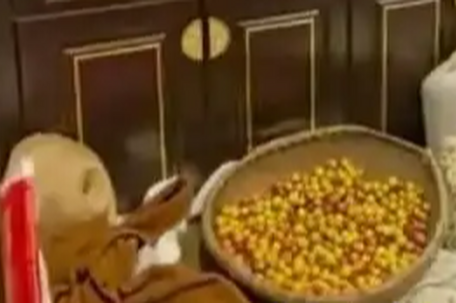 男子200万建洋房被爸妈塞满农作物 