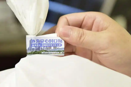 外卖员不用办健康证了？网友吵翻