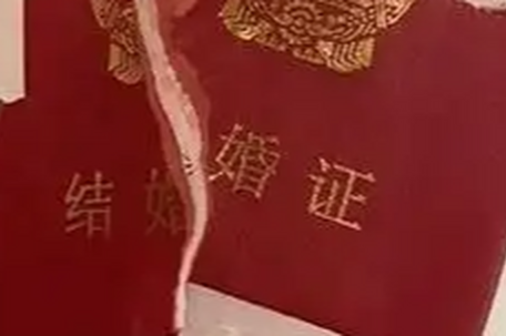 男子刷视频发现失踪半年妻子在结婚