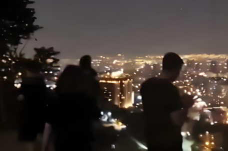 伊朗民众聚在山上看防空系统拦攻击