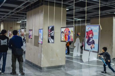 漫展上两女童被指衣着暴露 家长在场