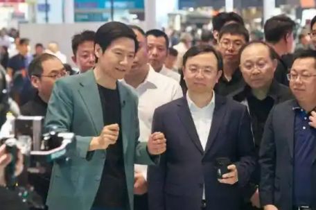 雷军陪比亚迪CEO王传福参观小米工厂