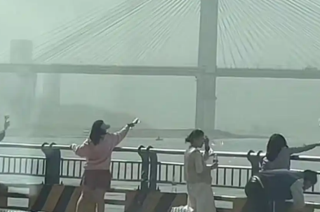 重庆长江边多人“放生”矿泉水