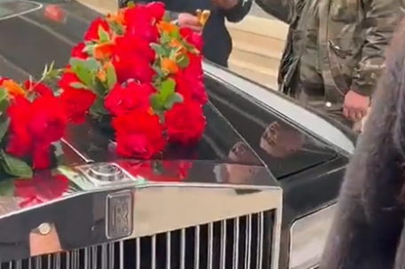 男子讨喜钱掰断劳斯莱斯小金人