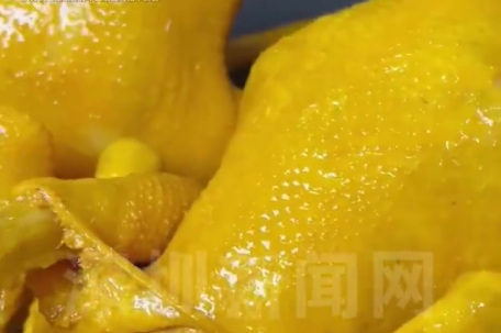 女子暴饮暴食皮肤出现大片黄疙瘩