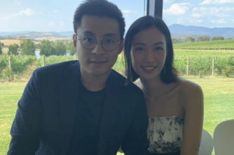 霍震霆曝儿子霍启仁已结婚 