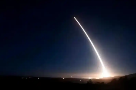 美军夜间试射洲际导弹 打到太平洋