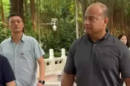 瑙鲁总统深圳行 看机器人武术表演