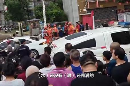 湖南一小区车库被淹 4名业主失联 