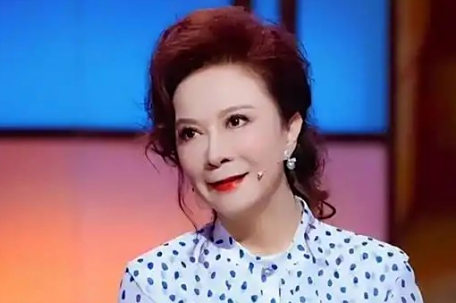 蔡明哽咽感谢陈佩斯的付出