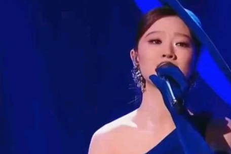 单依纯是顶了个飞碟来唱歌吗