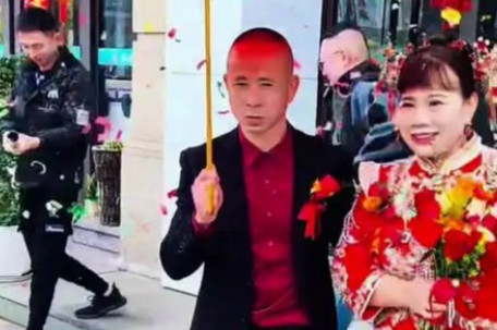 儿子儿媳驱车千里送母亲出嫁