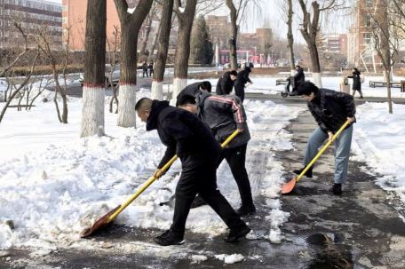 研究生不扫雪取消奖学金？学校回应