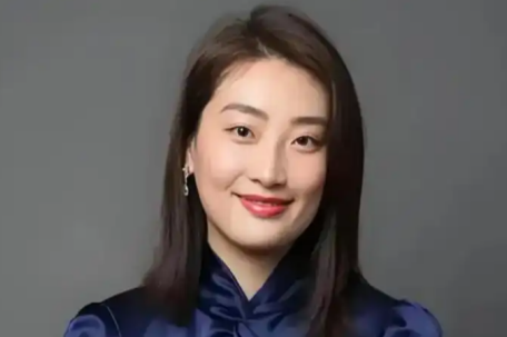 宗馥莉耳环疑为黄杨钿甜耳环同款