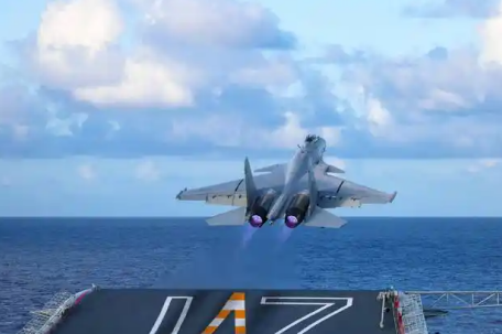 辽宁舰遭外军航母夹击 歼15挂弹起飞 