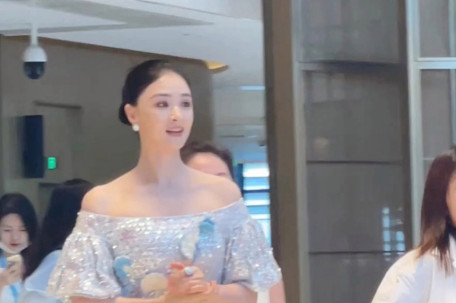 蒋欣抹胸造型路透气质绝佳