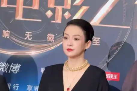 章子怡压轴亮相红毯 气场强大