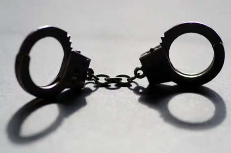 男子骗情人6万给妻女开销 获刑3年