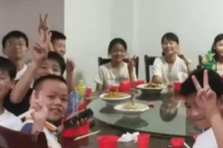 21名小学生凑钱聚餐 老板主动补贴