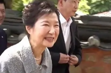 73岁朴槿惠罕见外出笑容灿烂