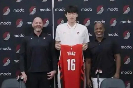 杨瀚森正式亮相开拓者 穿16号战袍 