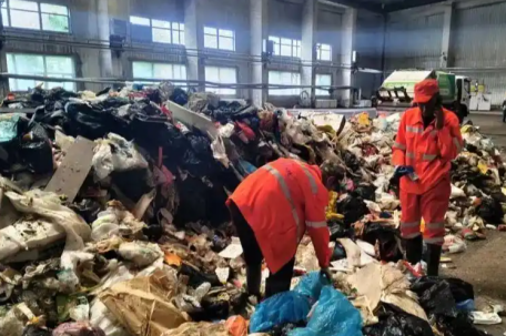 环卫工翻垃圾找手表为何暖心变闹心