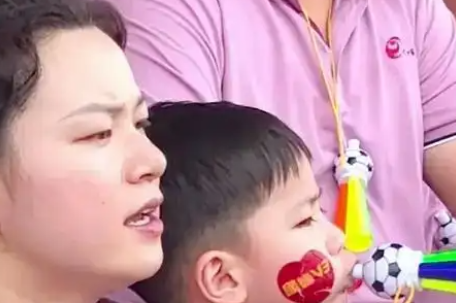 3岁小球迷现身苏超赛场为球队助力